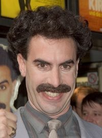 Sacha Baron Cohen během premiéry filmu Borat v Kolíně nad Rýnem v roce 2006.