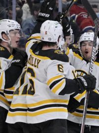 Obránce Boston Bruins Connor Clifton (75) slaví se spoluhráči poté, co vstřelil během třetí třetiny gól proti Montrealu Canadiens