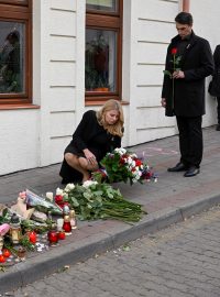 Slovenská prezidentka Zuzana Čaputová pokládá květiny na pietní místo před bratislavským barem, kde útočník zavraždil dva muže