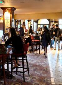 Britská hospoda  neboli pub si nevybírá, je tu a chce sloužit.