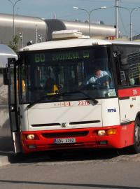 Městský autobus na zastávce Nemocnice Bohunice v Brně (foto z roku 2011)