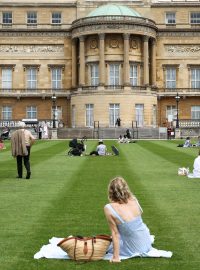 Zahrada Buckinghamského paláce.