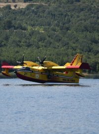 Canadair CL-145 se staly hlavní zbraní v boji s požárem