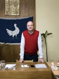 Současný starosta Petr Hanák na zasedání zastupitelstva obce Holubice u Brna. Místní zde nechtějí stavbu kasina, kterou minulé vedení města schválilo.