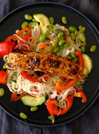 Chilli teriyaki losos se zeleninou a nudlemi je ideálním pokrmem pro lednovém hubnutí