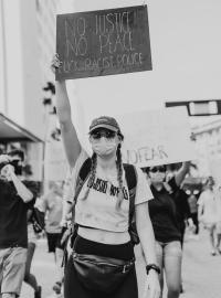 Lidé na protest přišli v roušce.