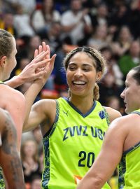 Basketbalistky USK Praha slaví výhru v Eurolize