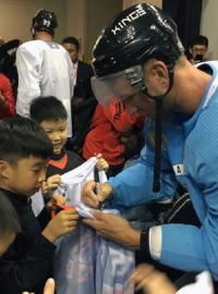 Po každém tréninku LA Kings i Vancouveru čekali za ledem mladí fanoušci na podpis