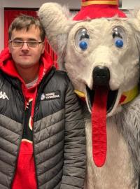 David Rittich (vpravo), jeho bratr Tomáš a maskot Calgary Harvey