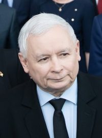 Předseda strany PiS Jarosław Kaczyński s předními politiky strany - vpravo vicepremiérka Beata Szydło, vlevo premiér Mateusz Morawiecki na konferenci strany u Řešova