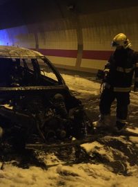 Pražský tunel Mrázovka uzavřel požár auta. Škody mohou jít do milionů korun