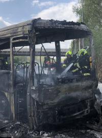 Kostra ohořelého vězeňského autobusu.