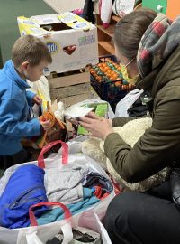 Jako první se k dárkům osmělil malý chlapec, který bohužel nemluví