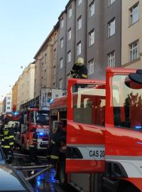 Hasiči zasahují u požáru dodávky v Holešovicích