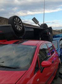 Nehoda tří aut zastavila provoz na pražském nábřeží Kapitána Jaroše. Jeden muž se zranil
