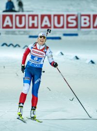 Lucie Charvátová na střelnici třikrát dobíjela a přivezla českou štafetu do cíle na šestém místě