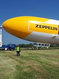 Vzducholoď Zeppelin na letišti v pražských Letňanech. Uveze 12 lidí.