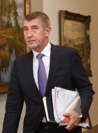 Premiér v demisi Andrej Babiš při příchodu na jednání vlády