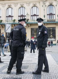 Policie po příchodu první stovky demonstrantů prostor před pódiem ohradila, protože opatření proti epidemii covidu-19 umožňují konat demonstrace maximálně se 100 účastníky