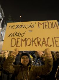 „Nezávislá média = základ demokracie,&quot; stálo na jednom z transparentů.