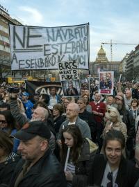 Protest začal v 19:00. Lidé se shromáždili ve středu náměstí kolem tramvaje, která slouží jako kavárna.