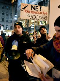 Demonstranti s transparenty na Václavském náměstí.