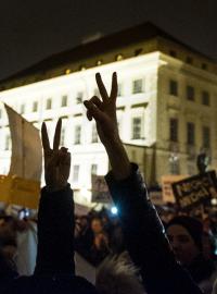 Část demonstrantů z Václavského náměstí před Pražským hradem.