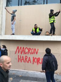 Demonstrace žlutých vest na pařížském bulváru Champs-Élysée v prosinci 2018