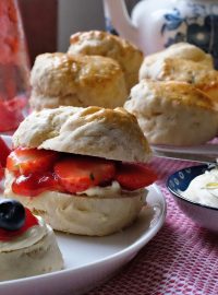 Devonshirská hustá smetana se více podobá máslu. Scones se servírují se smetanou a jahodovým džemem