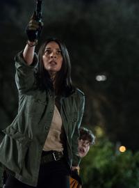 Olivia Munnová a Jacob Tremblay ve filmu Predátor: Evoluce