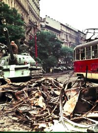 Nejviditelnější stopy včerejšího odporu potkáváme na začátku Vinohrad. Za bariérou tanků je spálený a rozježděný autobus, vedle je převrácená a rozstřílená tramvaj i malé auto, které je rozmáčknuté jen na plechy. Pokácené stromy.