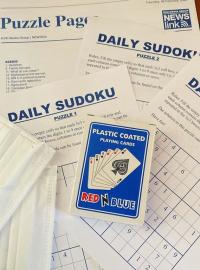 U dveří kajuty Sarah Aranové se objevují nejen nové roušky, ale i hrací karty nebo sudoku