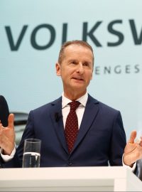 Herbert Diess, CEO Volkswagenu, na tiskové konferenci v Německu