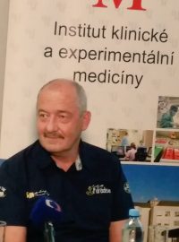 Lékaři v IKEMu zachránili život pacientovi tím, že mu transplantovali srdce a játra od jednoho dárce. V nemocnici vůbec poprvé. Na snímku pacient po transplantaci