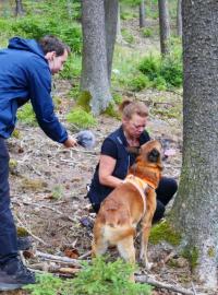 Reportér Českého rozhlasu Plus Ondřej Ševčík a cvičitelka psů Annette Johanssonová belgický ovčák Hiro