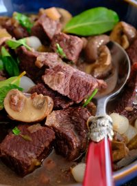 Do hrnce na Boeuf bourguignon patří i hnědě krémové žampiony a bílé naložené cibulky
