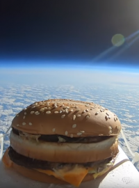Dostal se takhle vysoko nějaký hamburger?