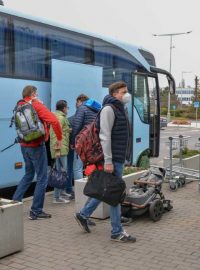 Ze zavazadlového prostoru vyndali pracovníci kočárky, lidé kromě balíků s sebou odváželi i například kytaru, některé děti u sebe měly plyšové zvířátko