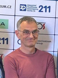 Držitel hlavní ceny Česká hlava Tomáš Jungwirth (uprostřed) s dalšími oceněnými Michalem Holčapkem (vlevo) a Liborem Trakalem (vpravo)