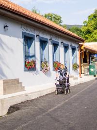 Restaurace stojí v polovině rumunské vesnice Eibentál, kde se nyní koná festival Banát. Budová má modrou fasádu, kde je nápis Restaurant Eibenthal.