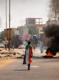 Po převratu v Chartúmu stoupal k nebi hustý dým z hořících pneumatik, které zapálili demonstranti