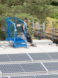 Fotovoltaické elektrárna umístěné na střechách výrobních hal a skladů Pražské strojírny