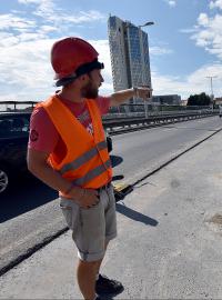 Rekonstrukce Nuselského mostu. Opačný směr byl již pro chodce a cyklisty i řidiče plně zprovozněn.