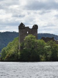 Skotské jezero Loch Ness.