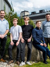 Tomáš Pluskal, vedoucí vědecké skupiny Biochemie rostlinných specializovaných metabolitů, ÚOCHB AV ČR, Roman Bushuiev, doktorand ve skupině Tomáše Pluskala, Anton Bushuiev, doktorand Český institut informatiky, robotiky a kybernetiky ČVUT, Raman Samusevich, doktorand ve skupině Tomáše Pluskala, a Josef Šivic, Český institut informatiky, robotiky a kybernetiky ČVUT