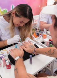 Na několika místech si šlo nalakovat nechty, čehož nevyužily jenom ženy