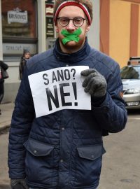 Protestující se zalepenými ústy a transparenty se ráno sešli před kulturním domem Střelnice, kde se koná mimořádný sjezd ČSSD. Protestovali proti Andreji Babišovi a prezidentu Zemanovi.