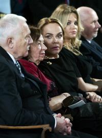 Čestní hosté prezidentské inaugurace. Exprezident Václav Klaus s manželkou Livií, bývalá první dáma Dagmar Havlová, manželka premiéra v demisi Andreje Babiše Monika Babišová a předseda Ústavního soudu Pavel Rychetský