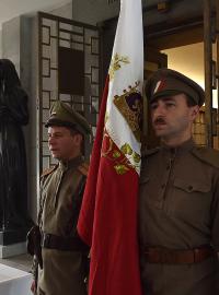 Prsť z Bílé hory, poselství od ústavních činitelů nebo seznam padlých legionářů dnes slavnostně vložili zástupci úřadů a spolků v Národním památníku na pražském Vítkově do pamětní schránky.