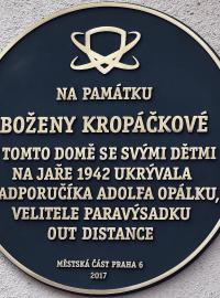 Odhalení pamětní desky věnované památce Boženy Kropáčkové, která za druhé světové války ukrývala velitele paravýsadku Adolfa Opálku.